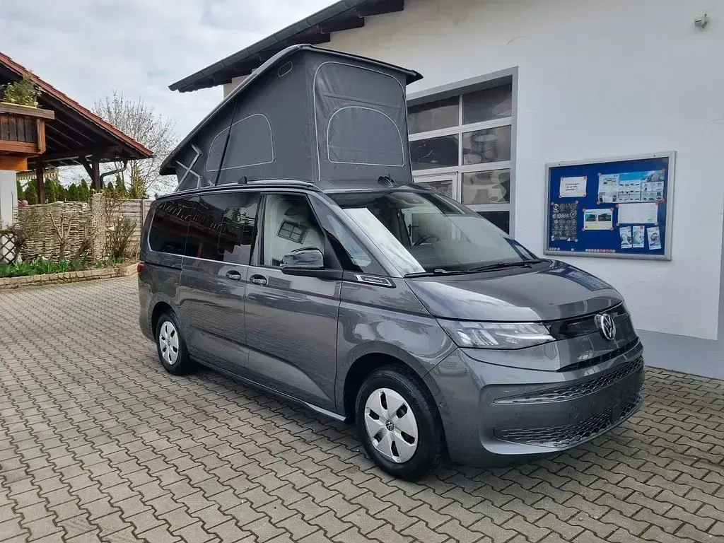 Neu VW California Beach 150 PS (110 kW) 2026 Grau Van