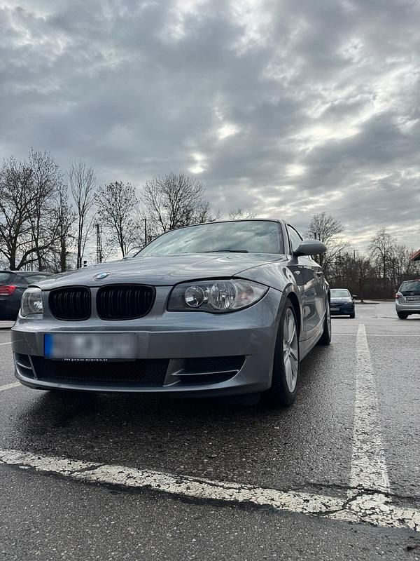 Grau Gebraucht 2010 BMW 120 Coupé M Sport Coupé | 8.900 € - Bild 1/4