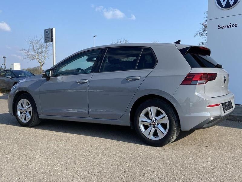 Gebraucht VW Golf VIII Active 131 PS (96 kW) 2023 Grau Limousine