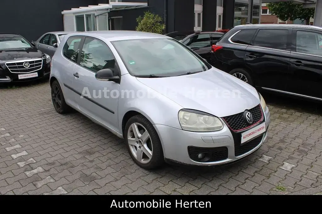Second-hand VW Golf IV Trendline 102 CP (75 kW) 2004 Argintiu Berlinǎ