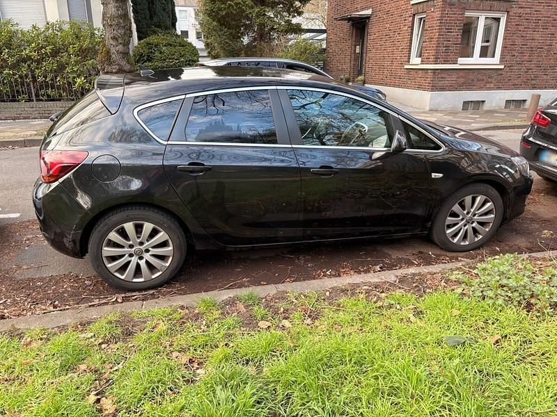 Second-hand Opel Astra 180 CP (132 kW) 2012 Negru Berlinǎ