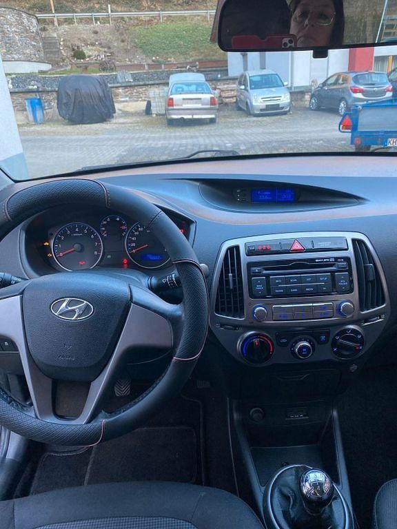 Gebraucht Hyundai i20 Classic 86 PS (63 kW) 2013 Braun Kleinwagen