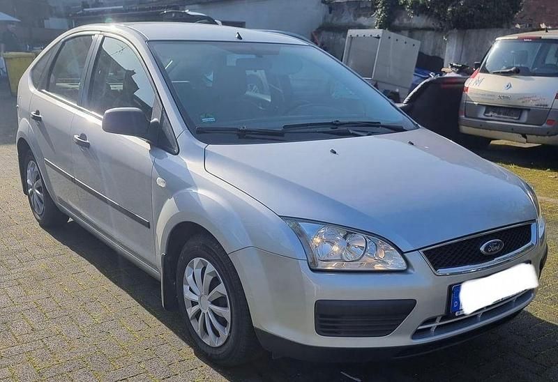 Gebraucht Ford Focus Ambiente 101 PS (74 kW) 2006 Silber Limousine
