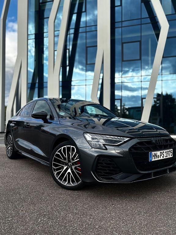 Grau Gebraucht 2024 Audi S3 Ambiente Limousine | 51.500 € (Teuer) - Bild 1/4