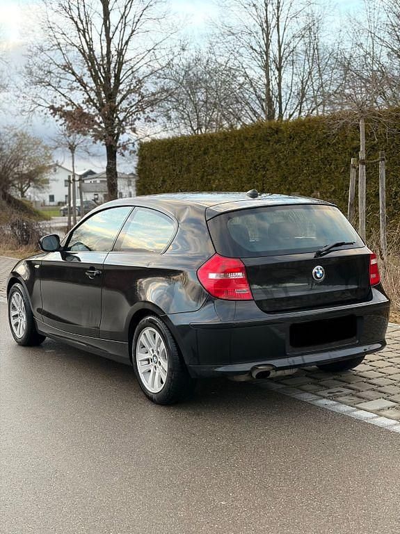 Gebraucht BMW 116 122 PS (89 kW) 2011 Schwarz Kleinwagen
