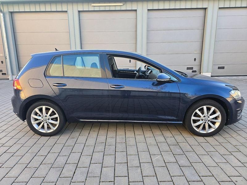 Gebraucht VW Golf VII Highline 125 PS (91 kW) 2016 Blau Kleinwagen