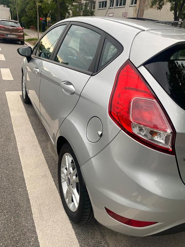 Gebraucht Ford Fiesta Titanium 101 PS (74 kW) 2015 Silber Limousine