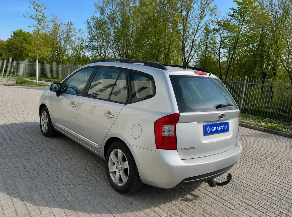 Gebraucht Kia Carens 140 PS (102 kW) 2009 Van / Kleinbus