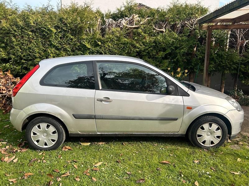 Silber Gebraucht 2007 Ford Fiesta Kleinwagen | 950 € - Bild 1/4