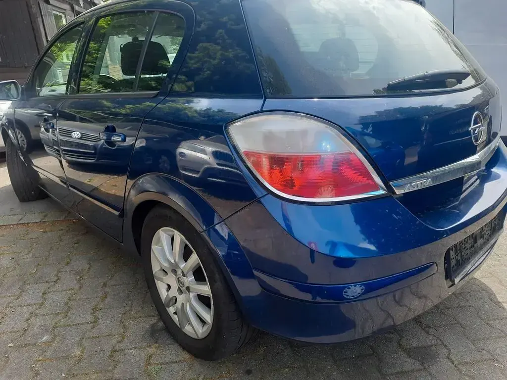Używany Opel Astra Edition+ 105 KM (77 kW) 2006 Niebieski Sedan/Limuzyna