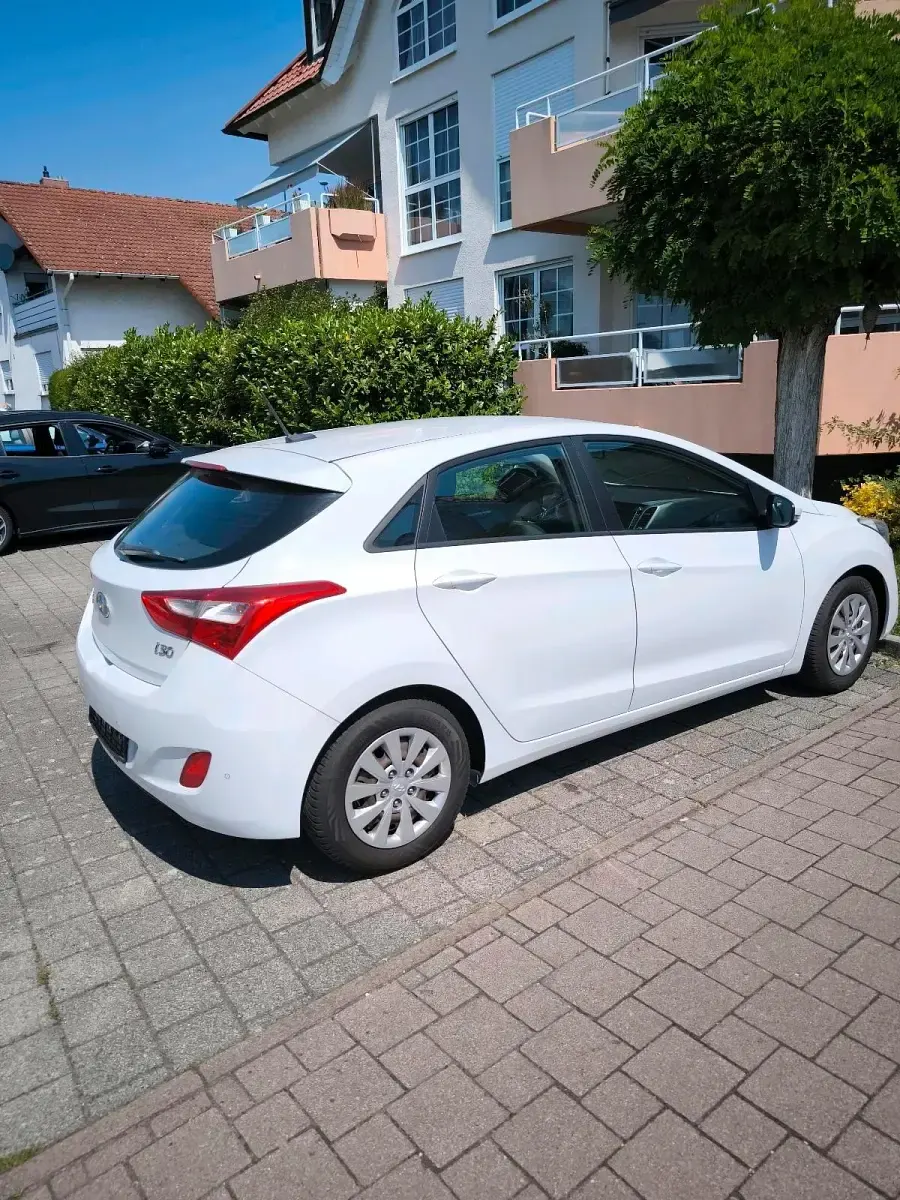 Gebraucht Hyundai i30 110 PS (80 kW) 2016 Weiß Kleinwagen