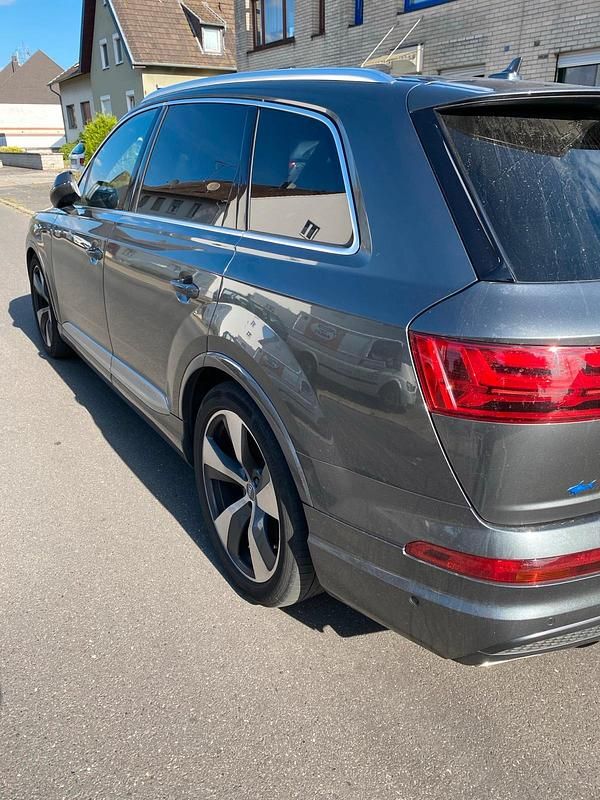 Grau Gebraucht 2016 Audi Q7 SUV | 25.500 € (Guter Preis) - Bild 1/4