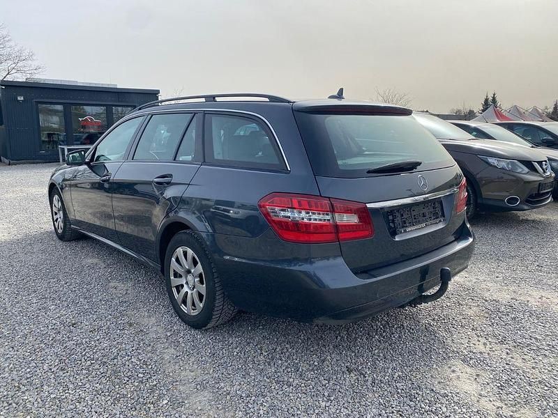 Gebraucht Mercedes E200 136 PS (100 kW) 2011 Grau Kombi