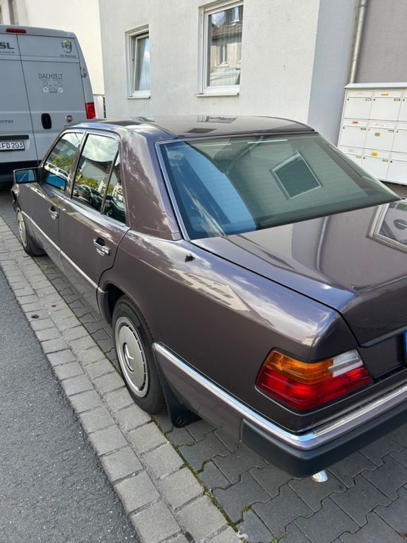 Braun Gebraucht 1992 Mercedes 200 Limousine | 6.000 € - Bild 1/4