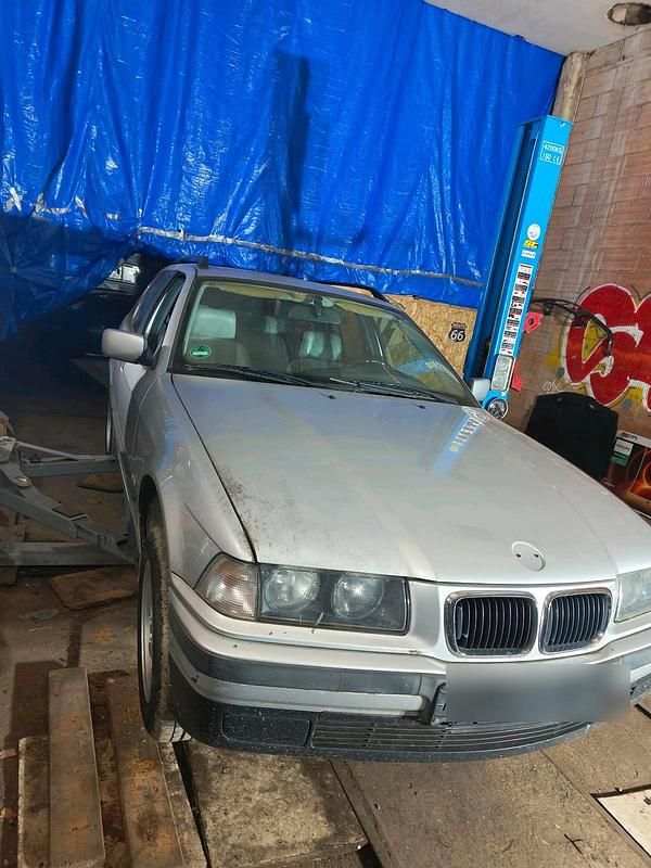 Silber Gebraucht 1998 BMW 320 Kombi | 1.500 € (Superpreis) - Bild 1/4