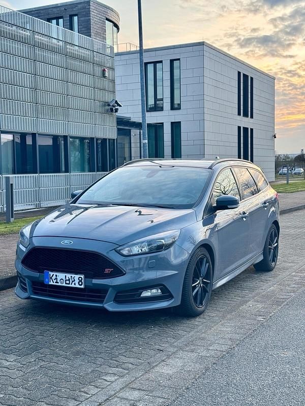Grau Gebraucht 2016 Ford Focus ST Kombi | 11.500 € (Fairer Preis) - Bild 1/4