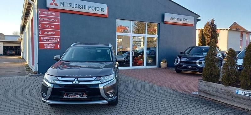 Braun Gebraucht 2017 Mitsubishi Outlander Edition SUV | 12.100 € (Guter Preis) - Bild 1/4