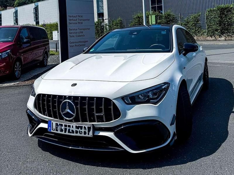 Weiß Gebraucht 2022 Mercedes CLA45 AMG Shooting Brake AMG Kombi | 55.900 € (Teuer) - Bild 1/4