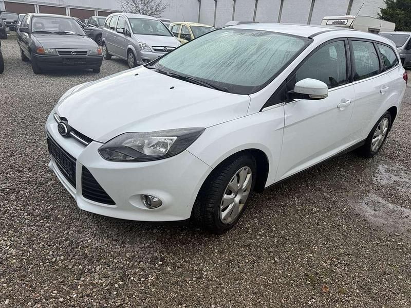 Frozen white Gebraucht 2012 Ford Focus Champions Edition Kombi | 1.690 € (Superpreis) - Bild 1/4