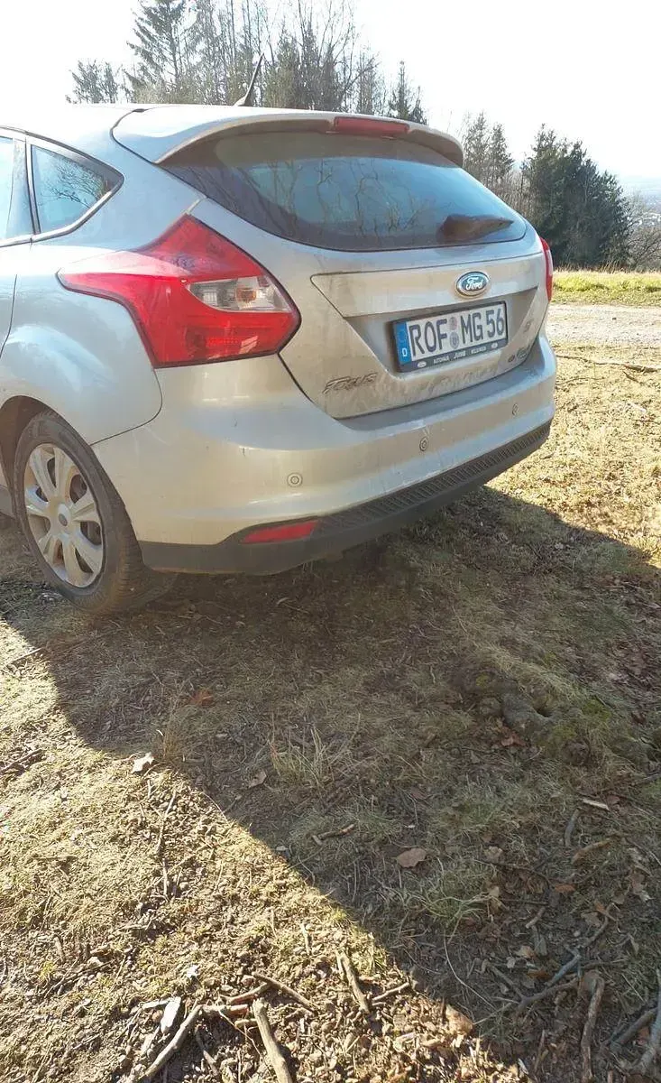 Usado Ford Focus Titanium 105 CV (77 kW) 2011 Plateado Berlina