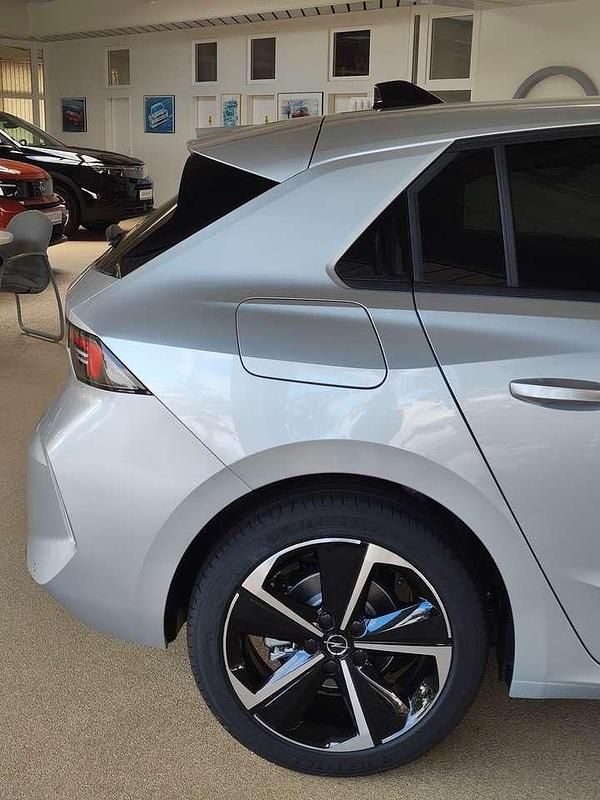 Neu Opel Astra 131 PS (96 kW) 2025 Kristall silber Limousine