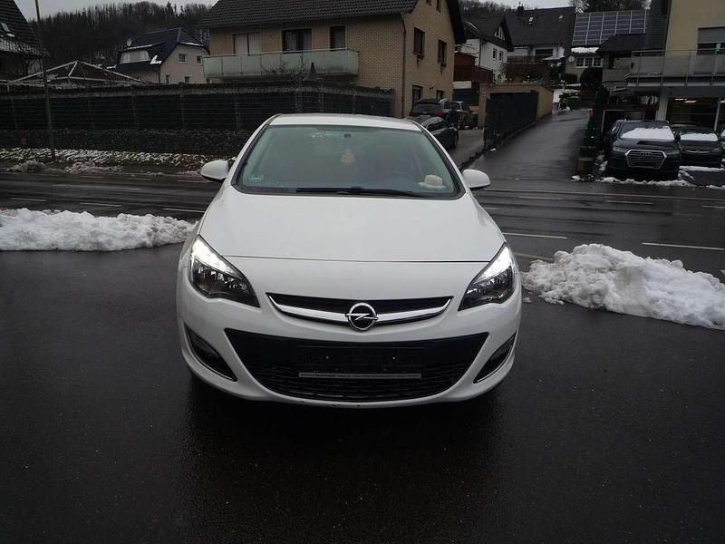 Gebraucht Opel Astra 101 PS (74 kW) 2013 Schneeweiss/summitwhite/arctic Kleinwagen