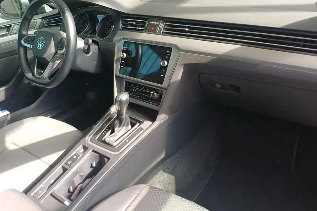 Gebraucht VW Passat Conceptline 150 PS (110 kW) 2023 Pyrit silber metallic Kombi