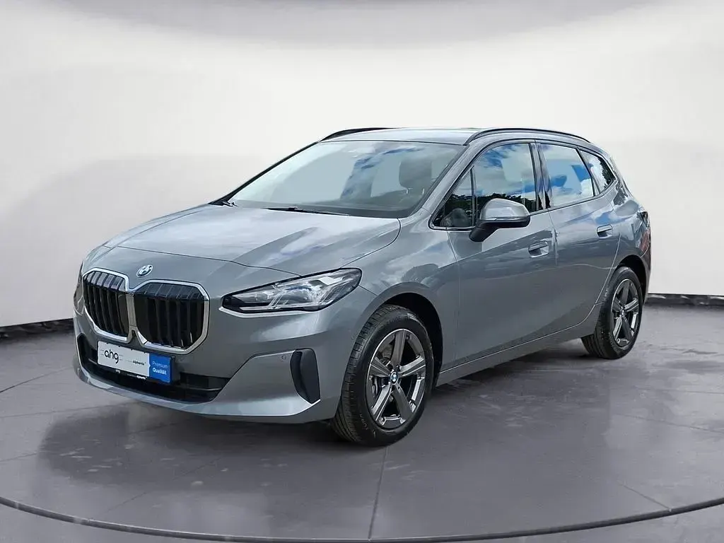 Gebraucht BMW 220 Active Tourer Sport Line 170 PS (125 kW) 2025 Silber Van / Kleinbus