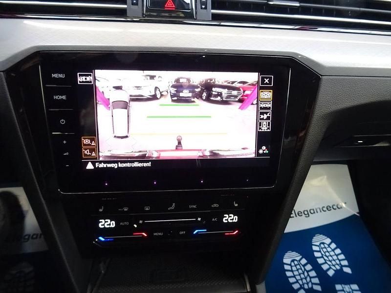 Gebraucht VW Passat 122 PS (89 kW) 2023 Rot Kombi