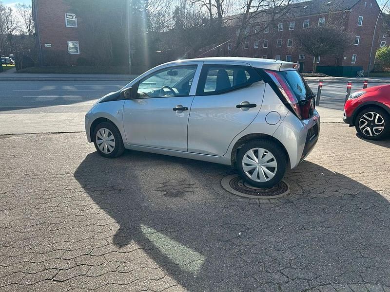 Gebraucht Toyota Aygo 69 PS (50 kW) 2016 Silber Kleinwagen