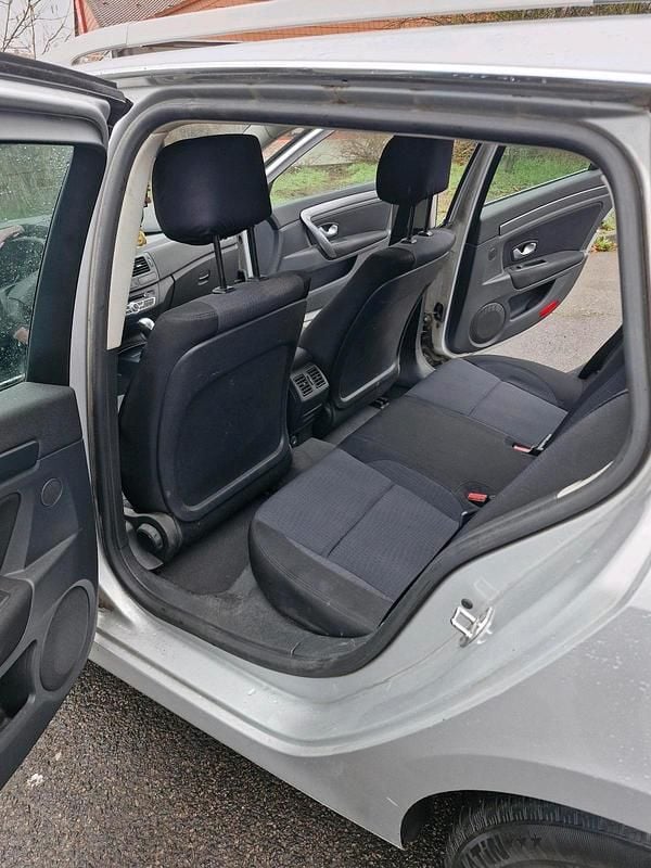 Gebraucht Renault Laguna III 131 PS (96 kW) 2009 Silber Kombi