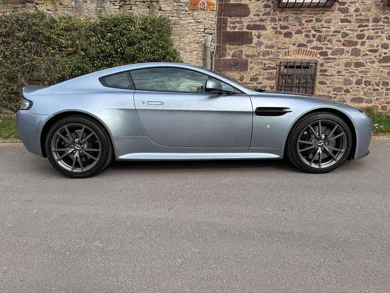 Gebraucht Aston Martin V8 436 PS (320 kW) 2016 Skyfall silver Coupé