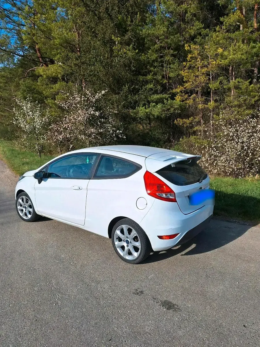 Usata Ford Fiesta 80 CV (58 kW) 2012 Bianco Utilitaria