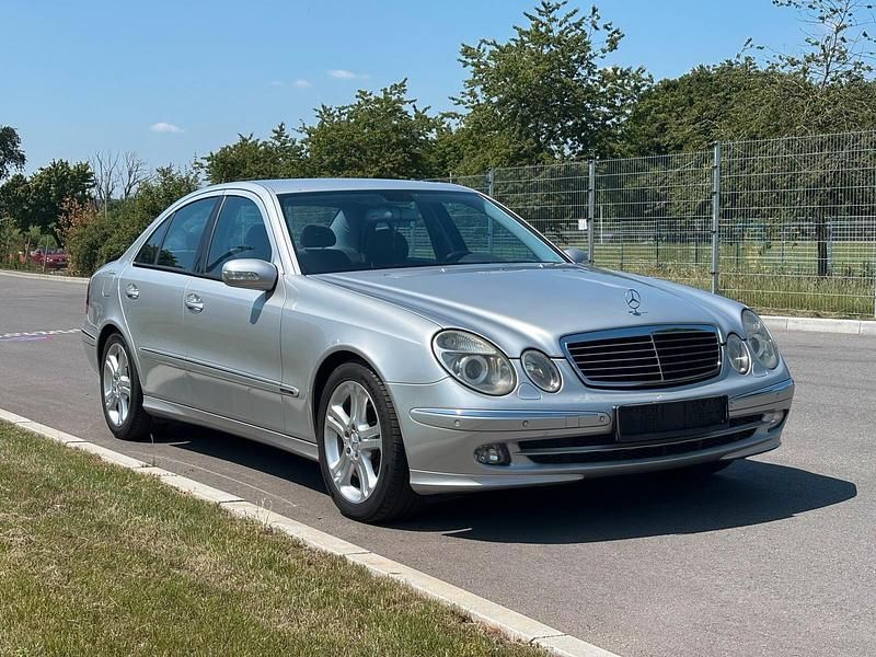 Silber Gebraucht 2004 Mercedes E270 Avantgarde Limousine | 4.600 € (Etwas zu teuer) - Bild 1/4