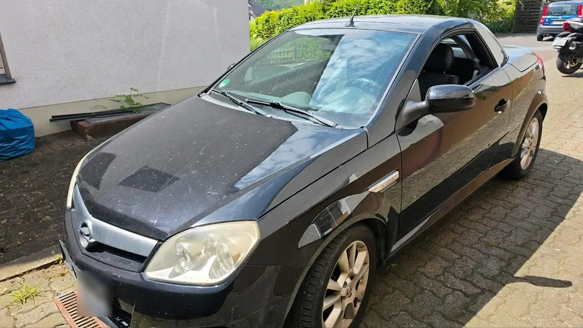 Używany Opel Tigra 90 KM (66 kW) 2006 Czarny Kabriolet
