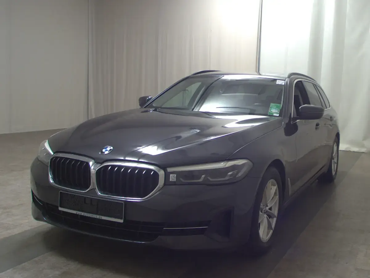 Gebraucht BMW 520 Performance 190 PS (139 kW) 2023 Grau Limousine