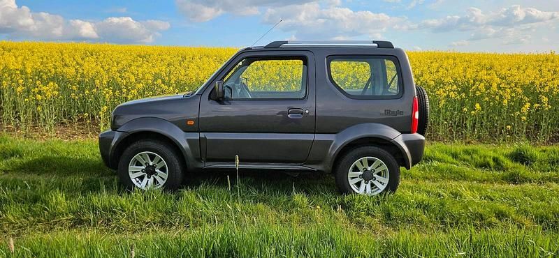 Second-hand Suzuki Jimny Style 86 CP (63 kW) 2011 Gri SUV