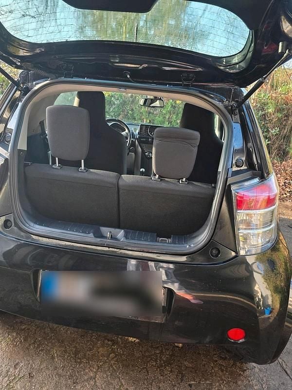 Gebraucht Toyota iQ 68 PS (50 kW) 2011 Schwarz Kleinwagen