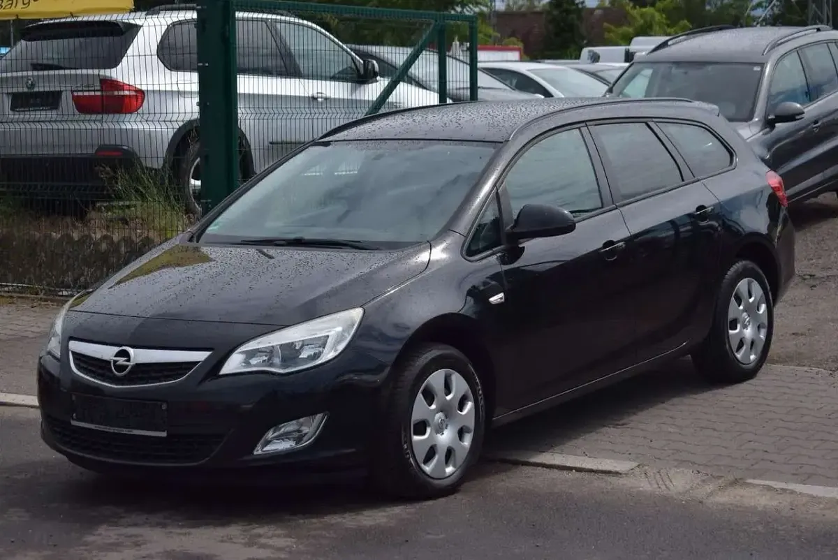 Używany Opel Astra Design Edition 120 KM (88 kW) 2011 Czarny Kombi