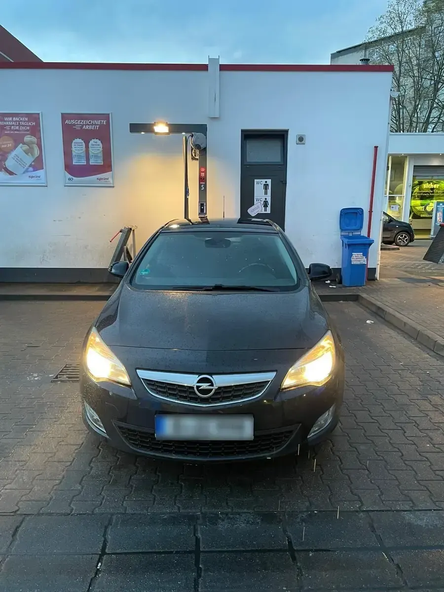 Gebraucht Opel Astra 116 PS (85 kW) 2011 Schwarz Limousine