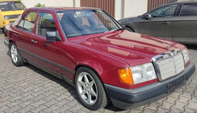 Gebraucht Mercedes E230 132 PS (97 kW) 1988 Rot Limousine