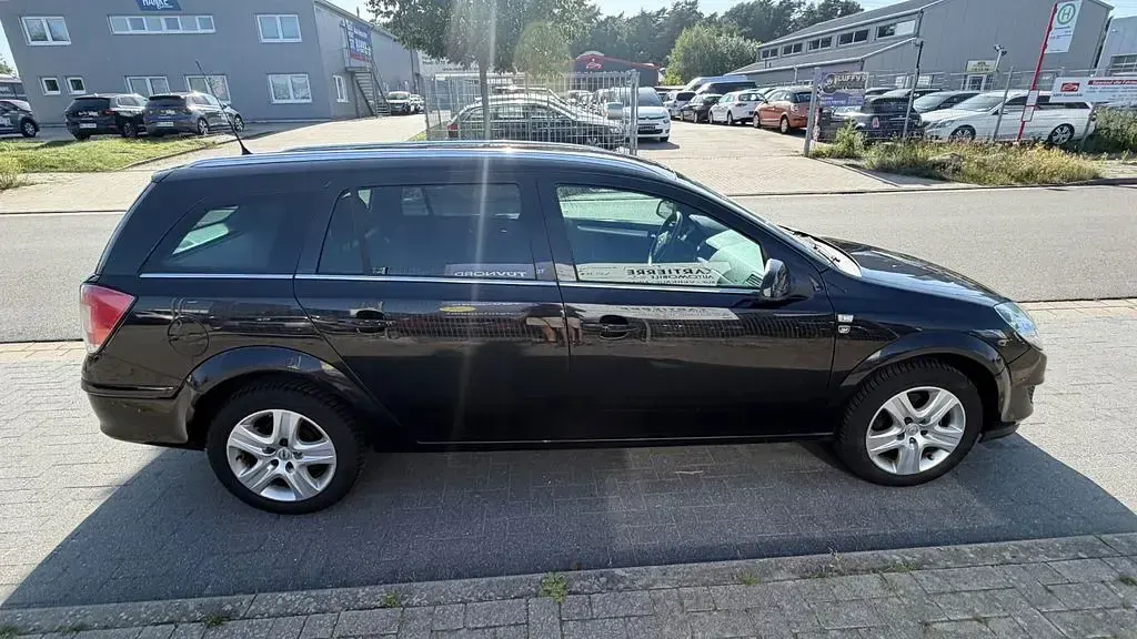 Gebraucht Opel Astra Edition 90 PS (66 kW) 2010 Schwarz Limousine