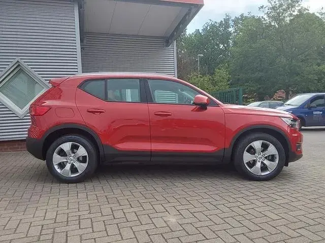 Gebraucht Volvo XC40 Momentum 163 PS (119 kW) 2021 Rot SUV