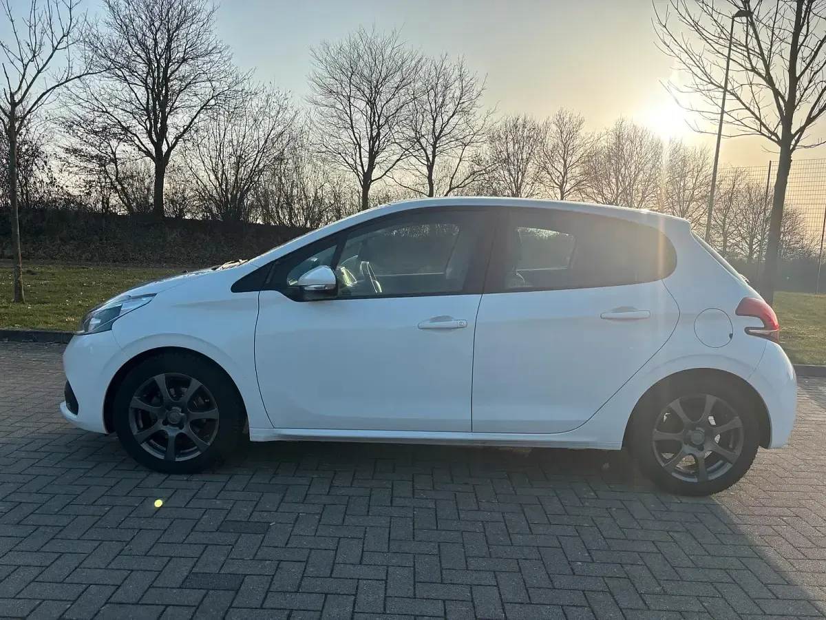 Gebraucht Peugeot 208 82 PS (60 kW) 2018 Weiß Kleinwagen