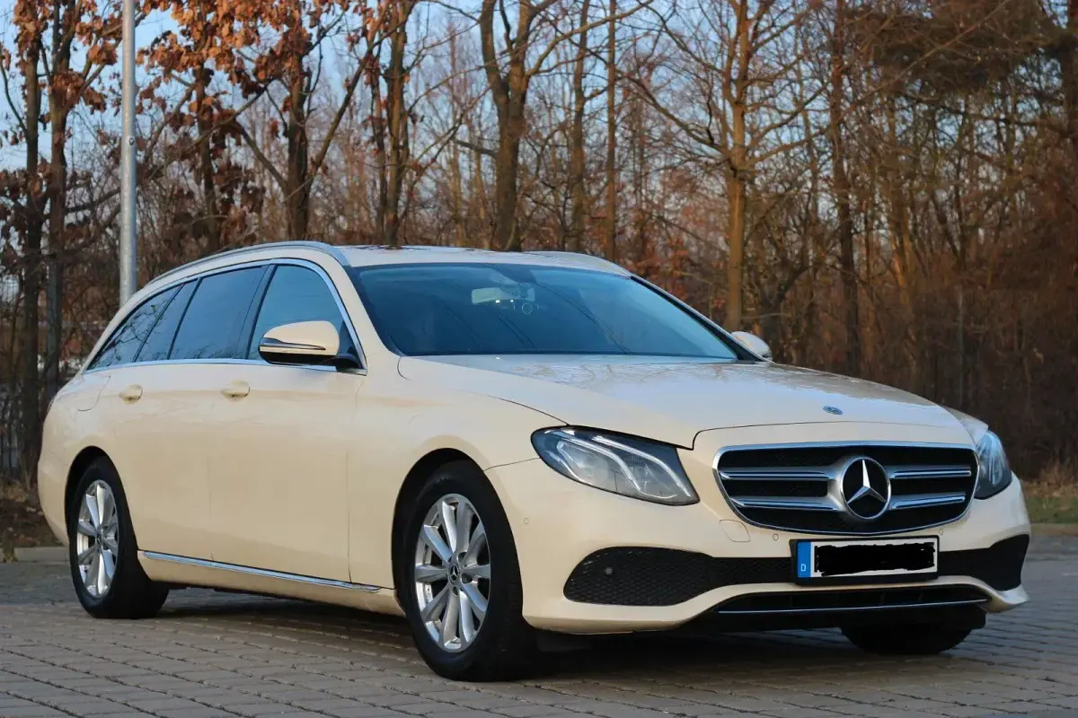 Gebraucht Mercedes E200 150 PS (110 kW) 2018 Gelb Kombi