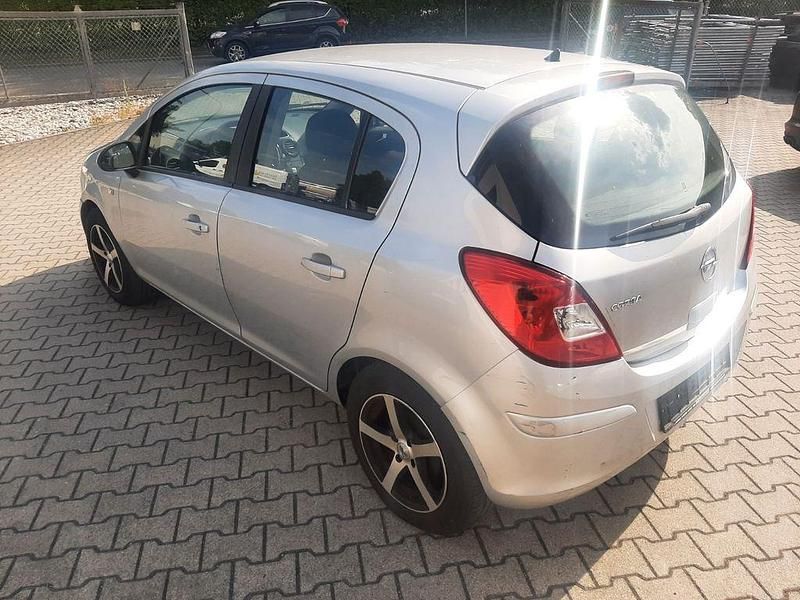 Gebraucht Opel Corsa Active 86 PS (63 kW) 2013 Silber Limousine