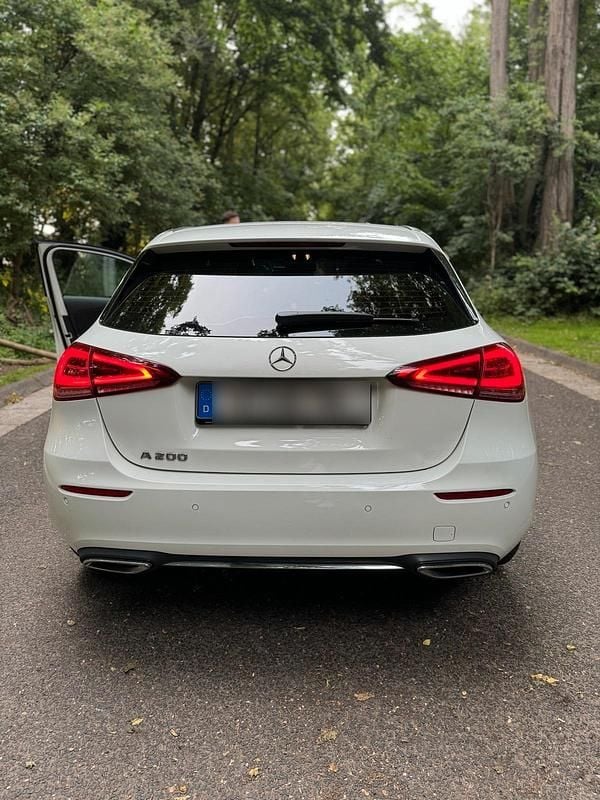Weiß Gebraucht 2019 Mercedes A200 Kleinwagen | 20.799 € (Fairer Preis) - Bild 1/4