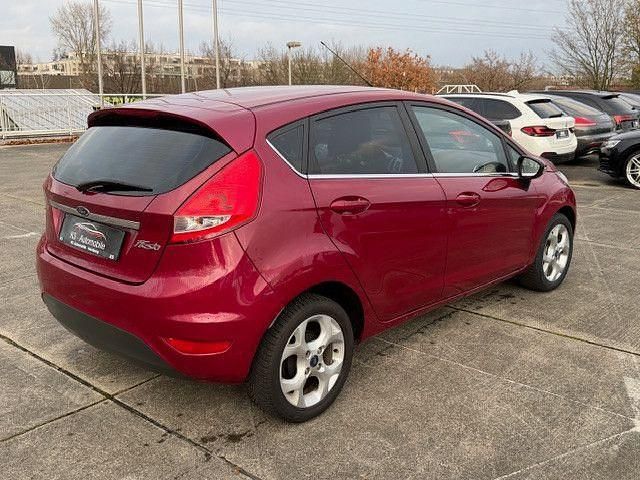 Gebraucht Ford Fiesta Titanium 82 PS (60 kW) 2010 Rot Kleinwagen