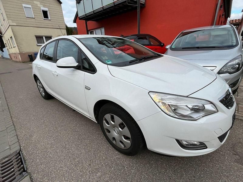 Gebraucht Opel Astra Design Edition 101 PS (74 kW) 2012 Weiß Limousine