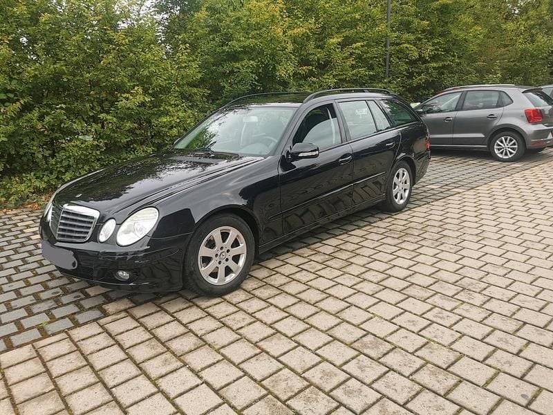Schwarz Gebraucht 2009 Mercedes E200 Kombi | 3.450 € - Bild 1/4